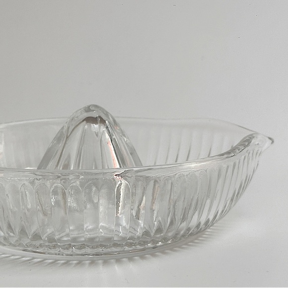 Vintage Heavy Clear Ribbed Glass Juicer With Tab Handle - Picture 6 of 7